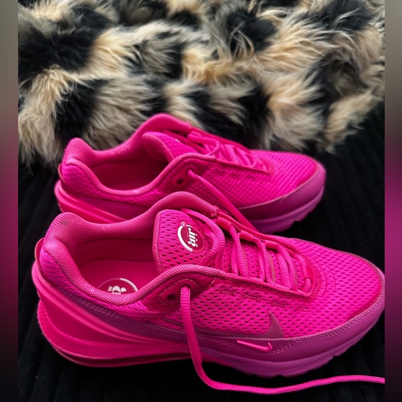 Women’s NIKE Fuchsia Air Max Sneakers 🩷🩷🩷 - Picture 3 of 9